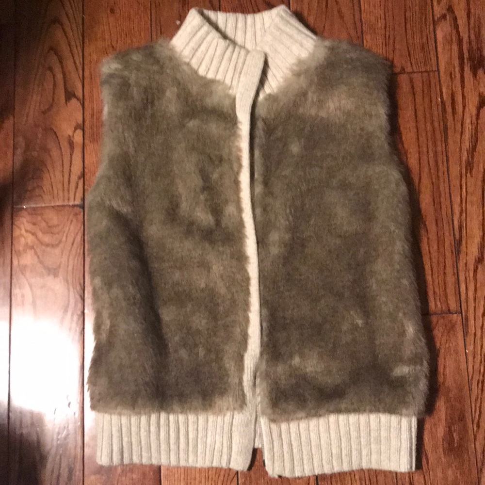 🎉SOLD🎉🛍2/$40 Gap kids Faux Fur Sweater Vest